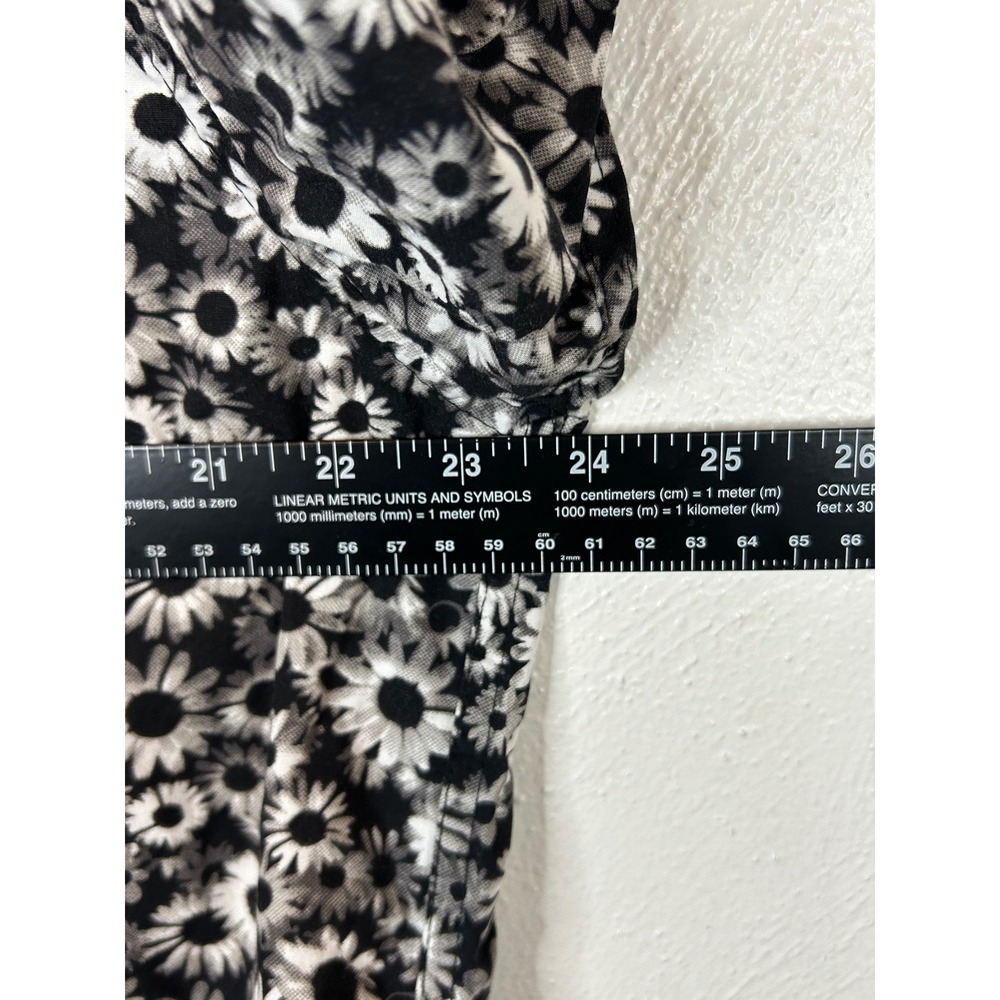 Crown & Ivy Black Floral Short-Sleeve Button-Down Shirt - Picture 5 of 6